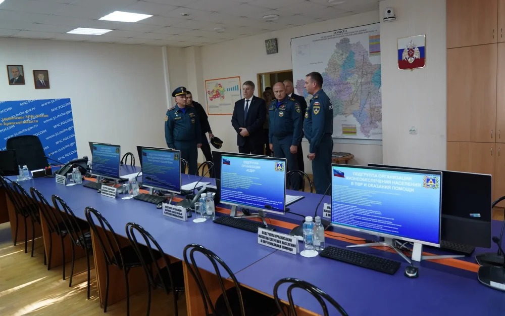 Глава МЧС Александр Куренков посетил Брянск и встретился со спасателями