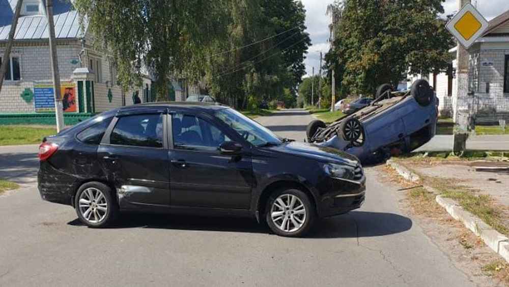 В Новозыбкове упрямая автомобилистка устроила ДТП с перевернувшейся легковушкой