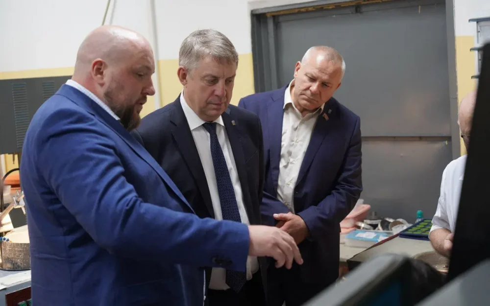 Александр Богомаз оценил развитие промышленности и соцсферы Дятьковского района