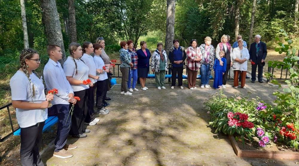 В Карбовке состоялся митинг памяти жертв расстрела 1942 года