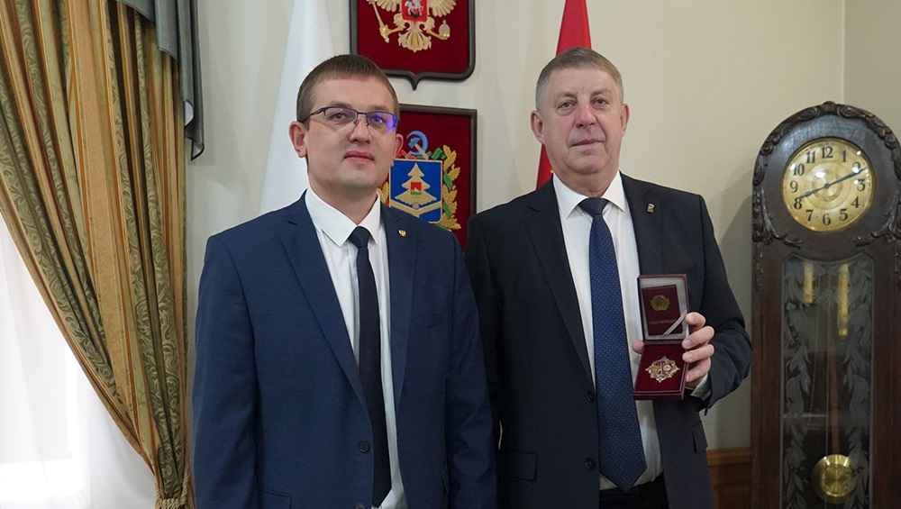 Брянскому губернатору вручили почётный знак «От благодарного народа ЛНР»