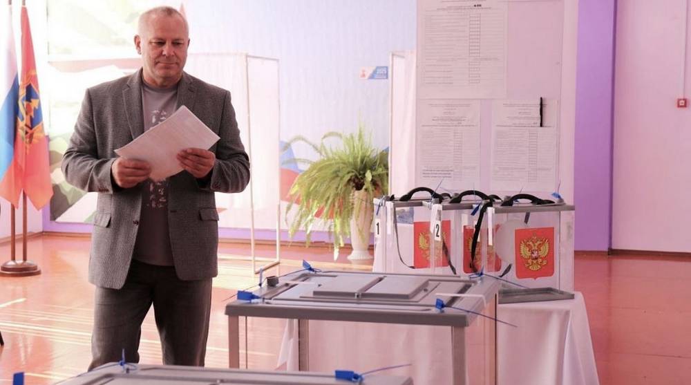 Валентин Суббот проголосовал на избирательном участке в селе Меленск