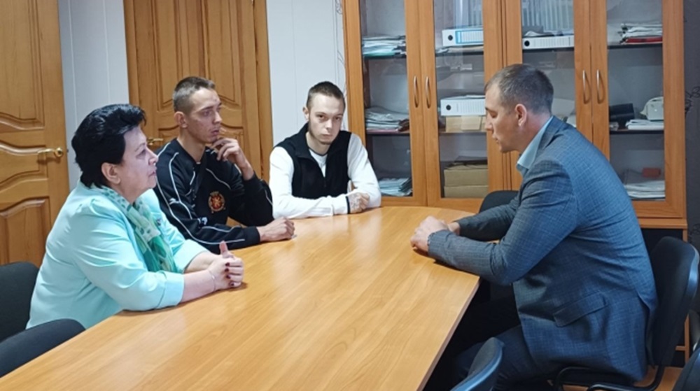 В Клинцах сыну погибшего участника СВО Евгения Картавого передали медаль отца