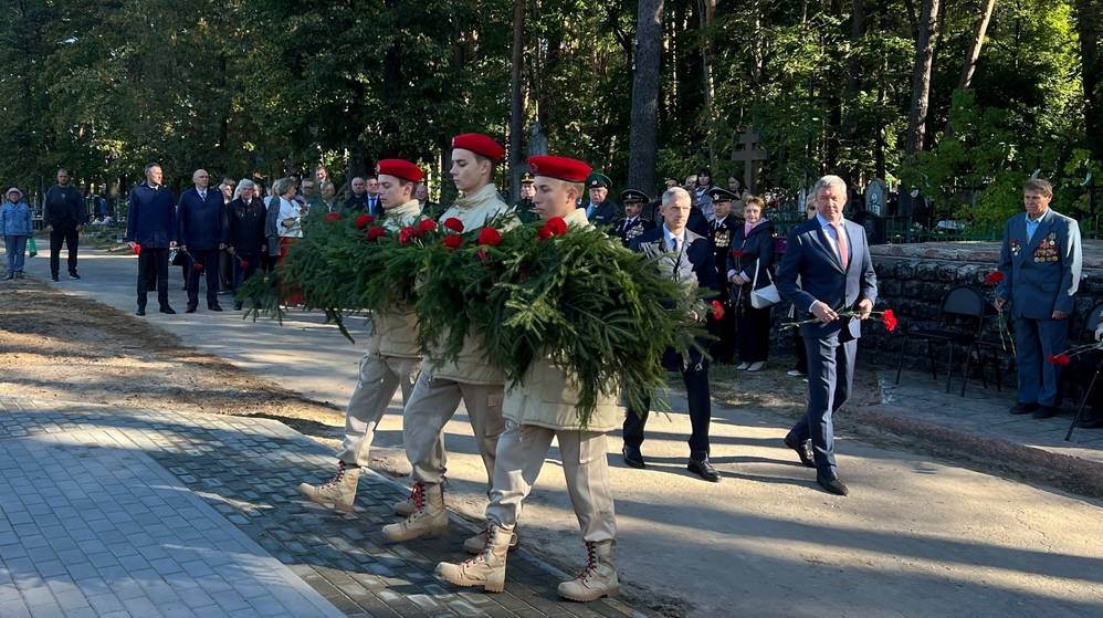 В Клинцах почтили память защитников в годовщину освобождения города от фашистов