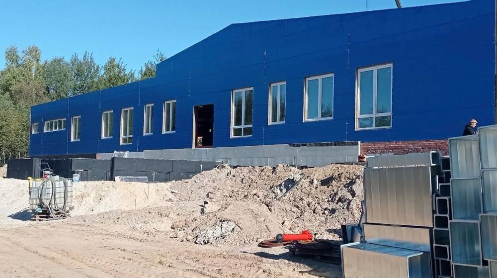 В Новозыбкове продолжается строительство спорткомплекса в рамках партпроекта «Детский Спорт»