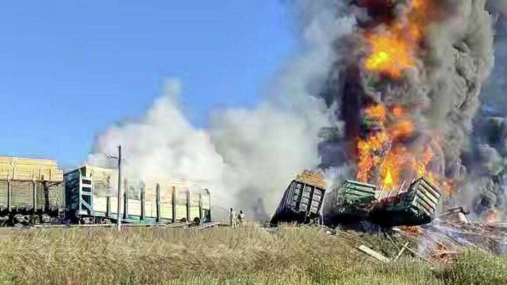 Цистерны с бензином загорелись после столкновения поезда с грузовиком