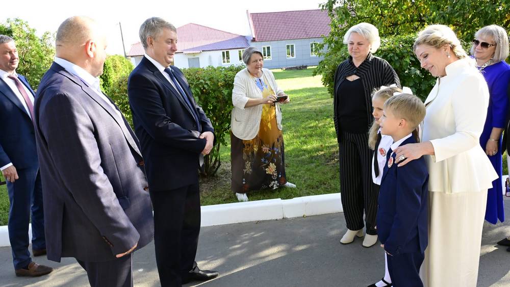 Брянский губернатор Александр Богомаз оценил промышленность Клинцов и посетил школу
