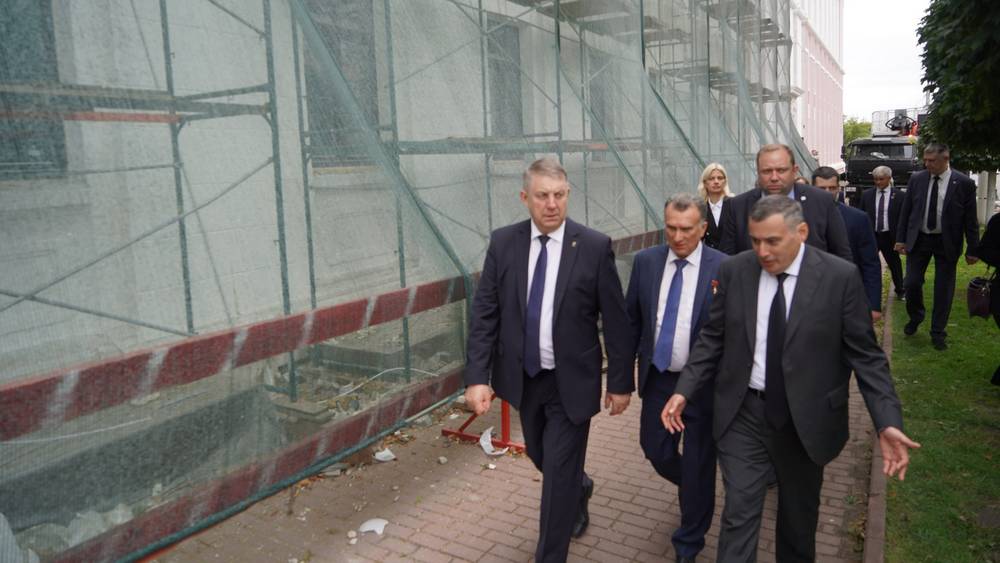 Губернаторы Богомаз и Хинштейн прошлись по Брянску и посмотрели филиал вуза