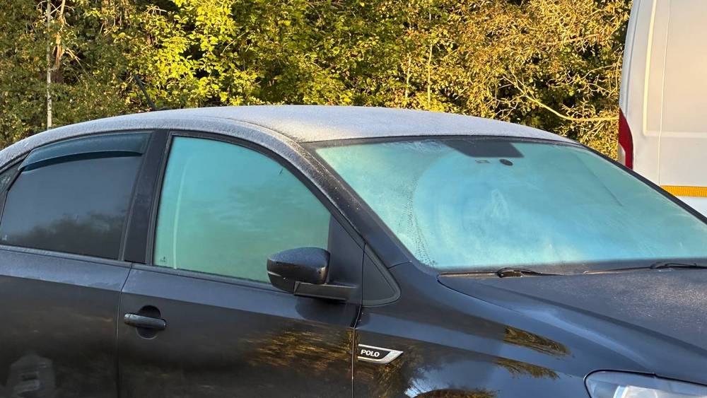 Ночью автомобили брянцев оделись в иней