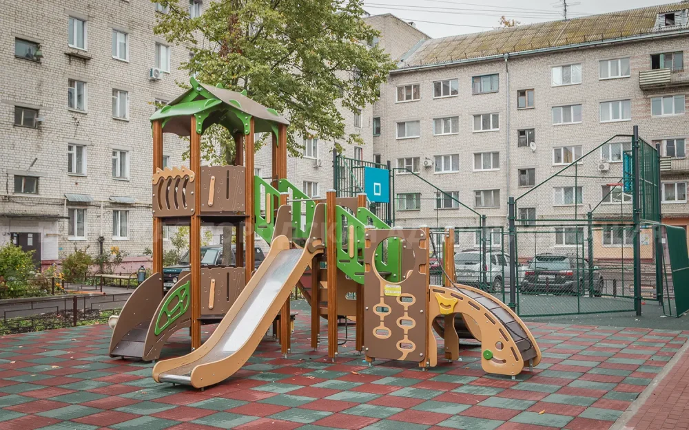 В Брянске подошли к завершению работы по ремонту двора на улице Клары Цеткин