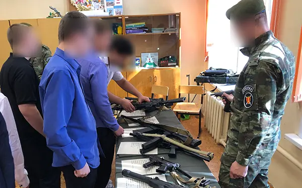 В брянской школе № 6 бойцы спецназа «Торнадо» провели урок мужества