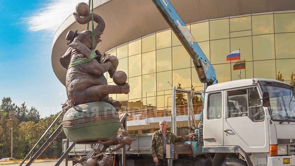 Жителям Брянска предложили сфотографироваться со слоном возле цирка