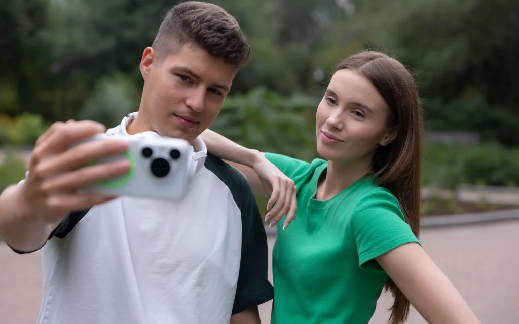 Смартфоны с ИИ догоняют фоторедакторы по росту популярности