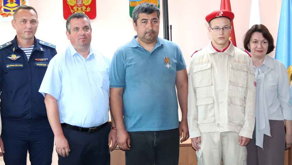 В Севске участнику СВО Исфандиеру Ходжаеву вручили Георгиевский крест