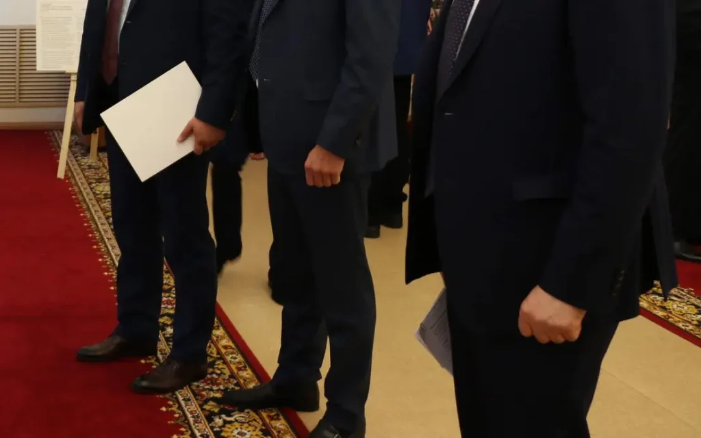 В Брянской области с 1 октября в 1,045 раза увеличат зарплаты чиновников