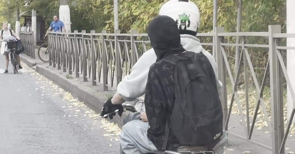 По Брянску промчался мопед с человеком в чёрной балаклаве