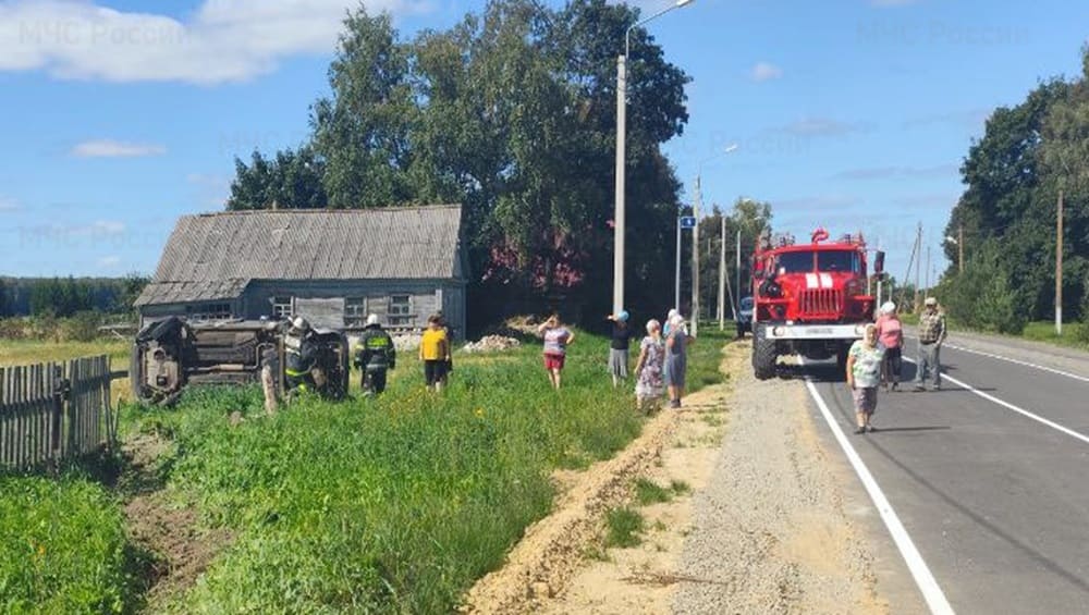 В Мглинском районе на трассе разбился легковой автомобиль – пострадал человек