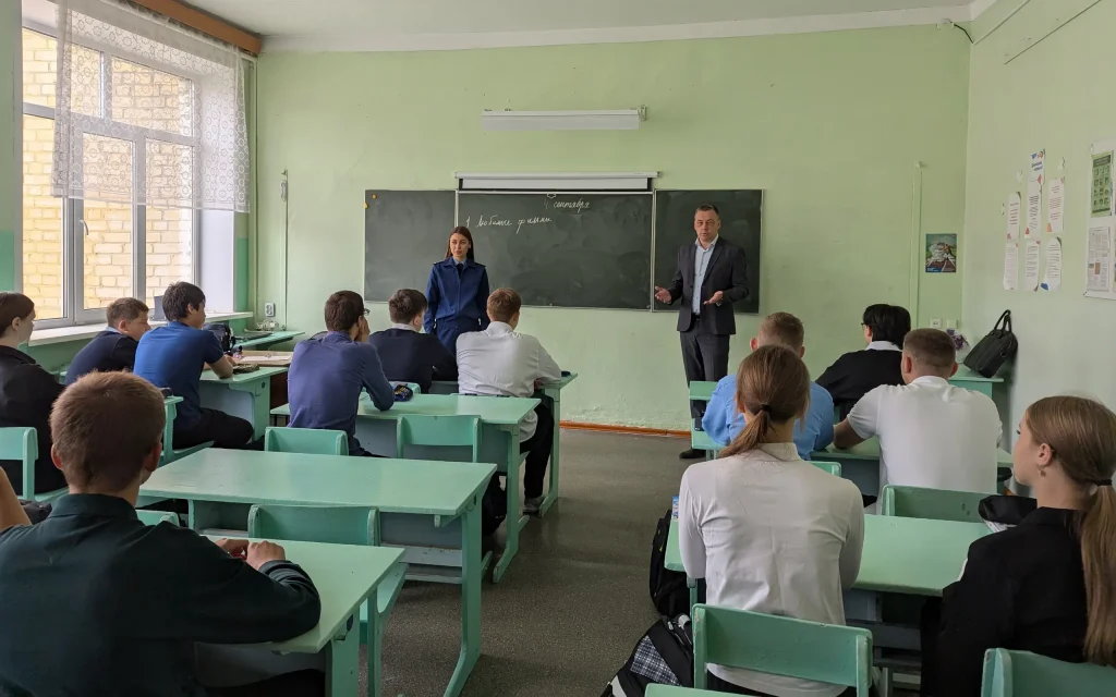 Прокурор и адвокат рассказали брянским школьникам об уловках мошенников