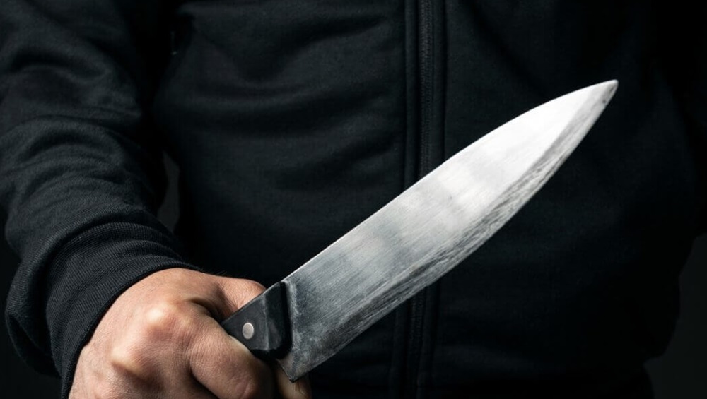 В Брянске пьяный мужчина угрожал ножом работницам цветочного павильона