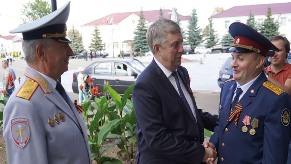 Главу администрации Стародубского округа наградили за тушение пожара при атаке ВСУ