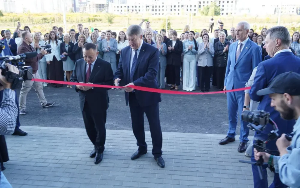 В Брянске с участием министра строительства России открыли новую школу