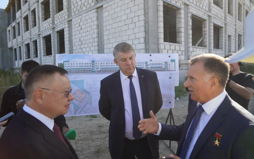 В Брянске с участием министра строительства России открыли новую школу