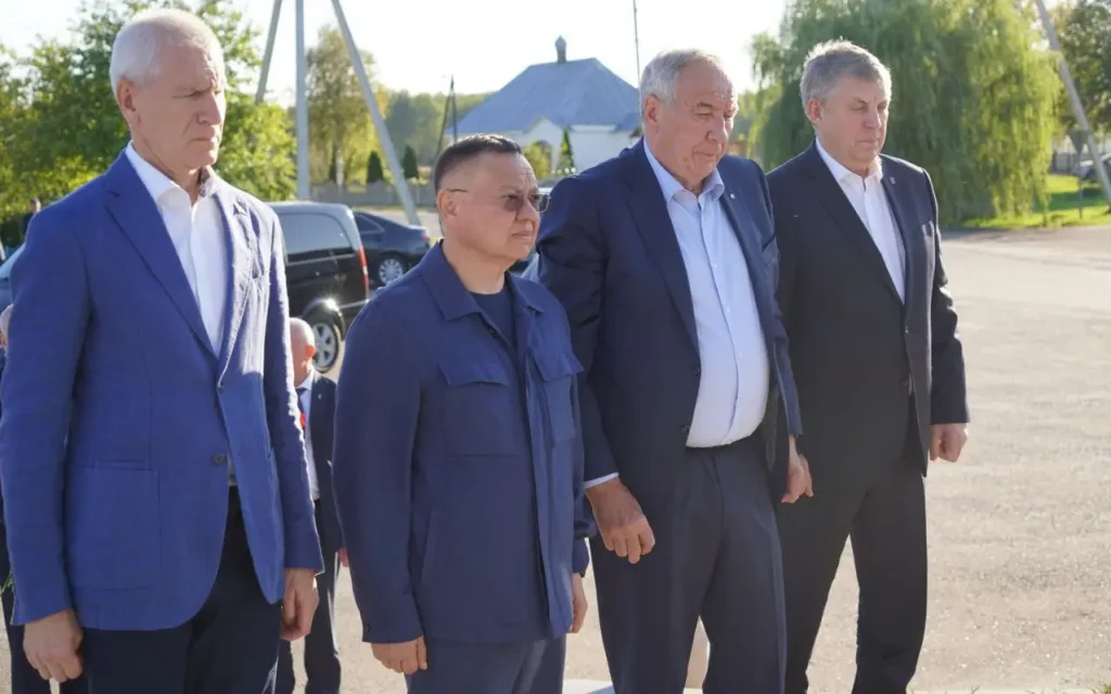 Министр строительства России и губернатор оценили развитие брянских Журиничей