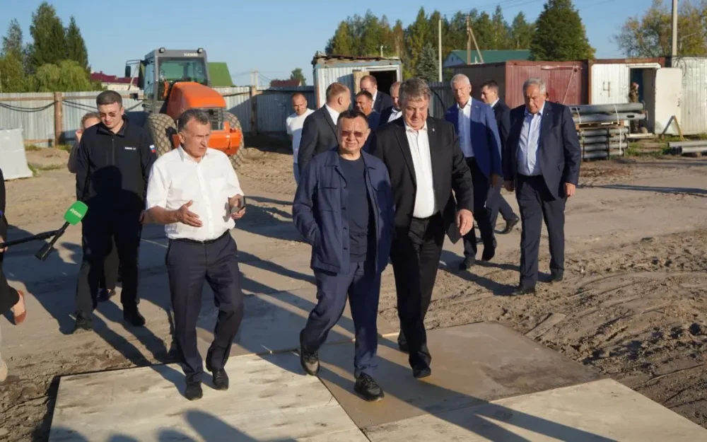 Министр строительства России и губернатор оценили развитие брянских Журиничей