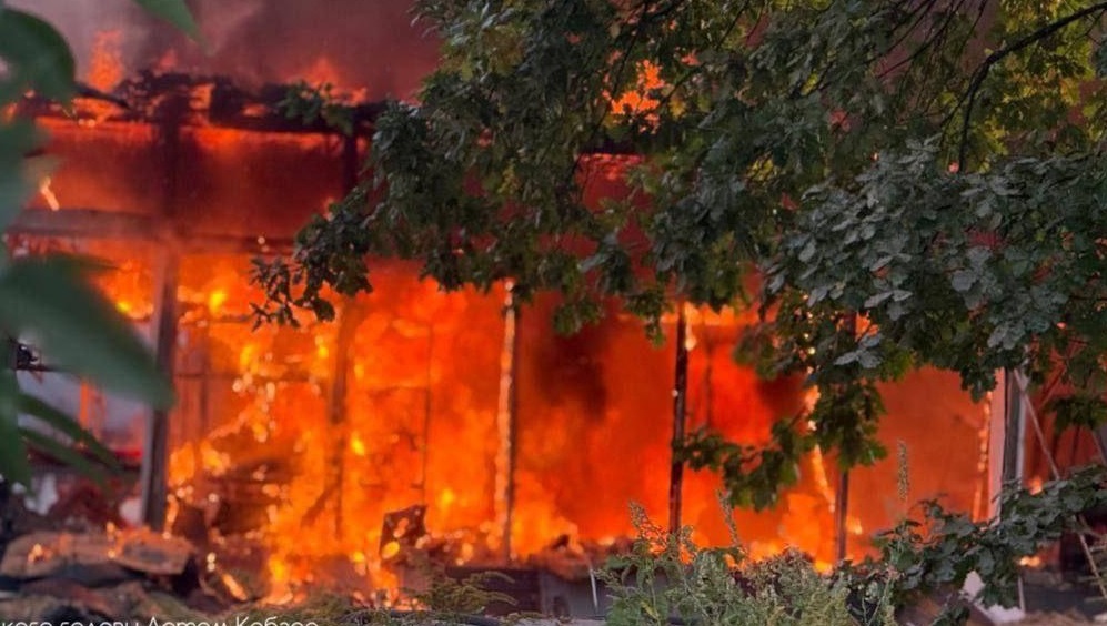 За брянской границей армия РФ ударила по объектам в промзоне города Сумы