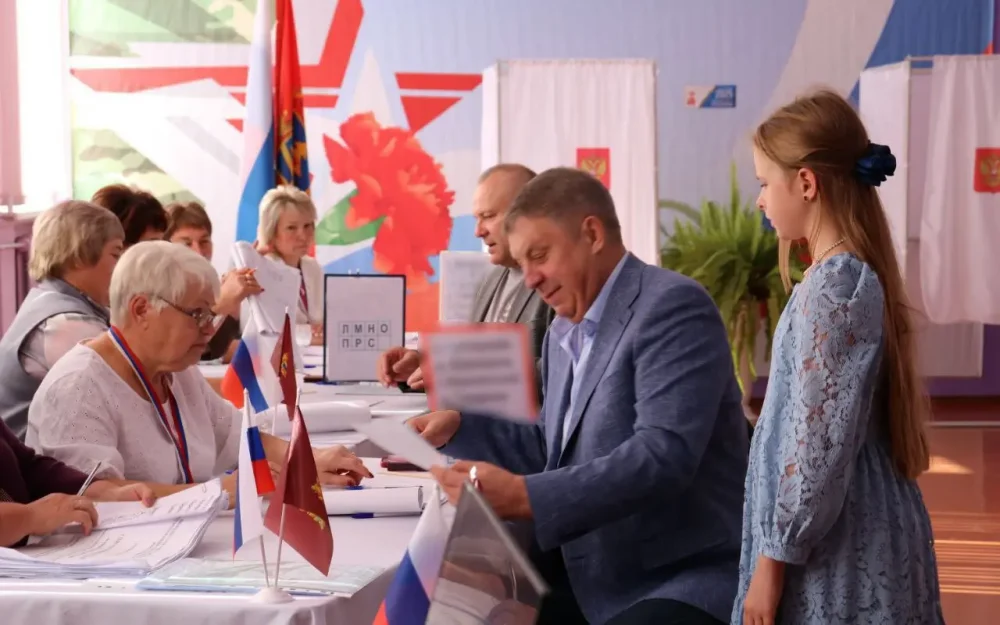 Брянский губернатор Александр Богомаз проголосовал на выборах вместе с внучкой