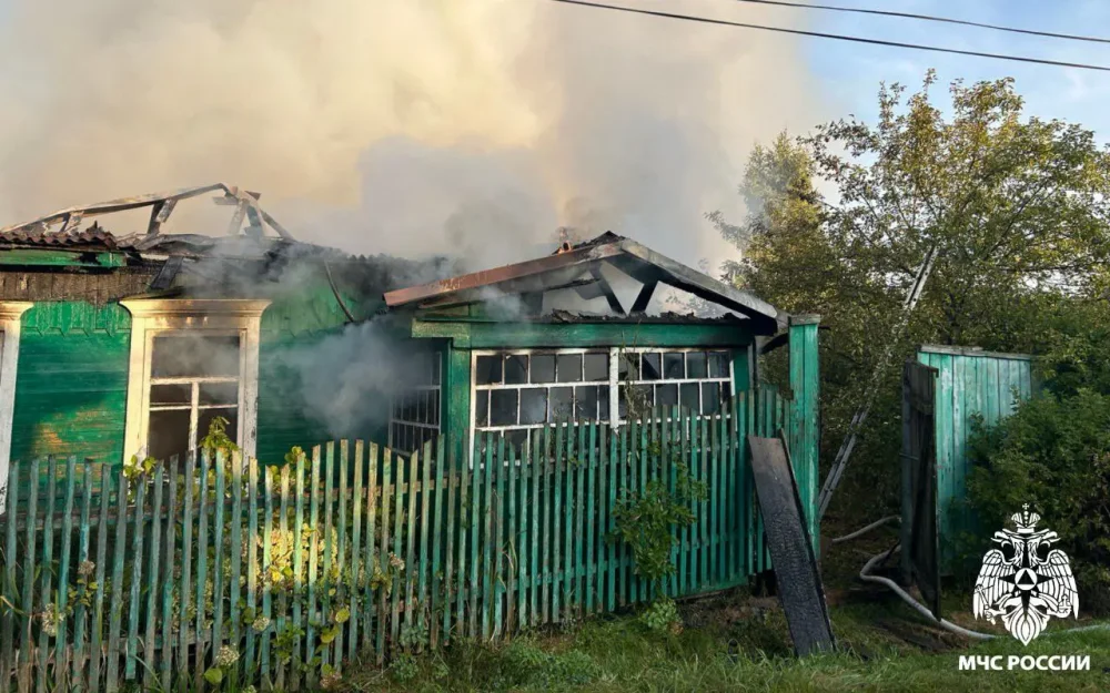 В Клетне Брянской области по неизвестной причине сгорел дом