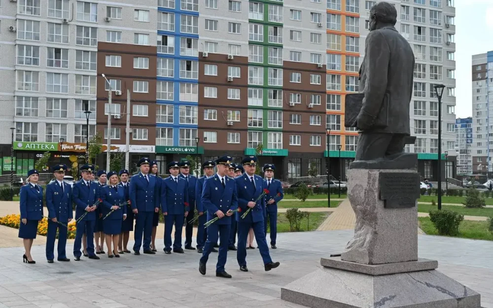 В сквере Рекункова в Брянске появились новые сосны и рябины