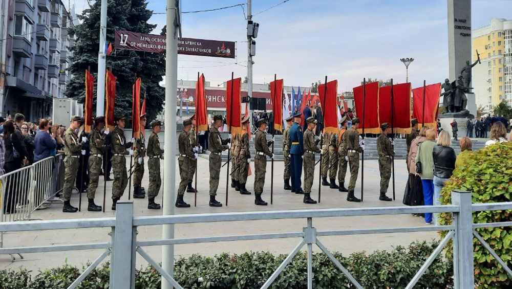 В Брянске на площади Партизан прошёл митинг в честь Дня освобождения
