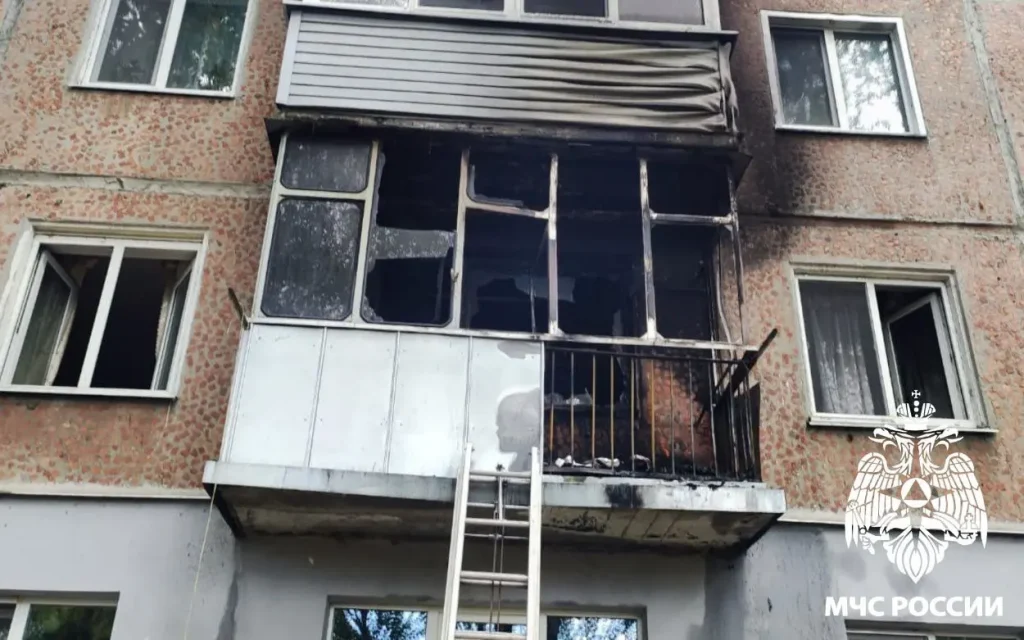 В Брянске из-за пожара эвакуировали из многоквартирного дома 5 человек