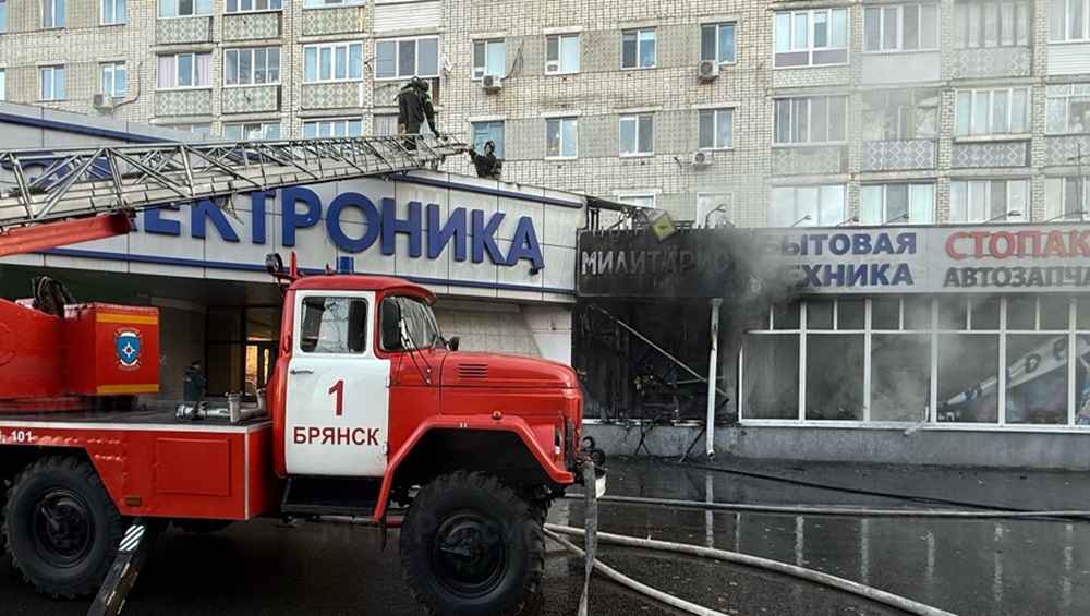 В Брянске утром загорелся магазин «Электроника» на улице Красноармейской