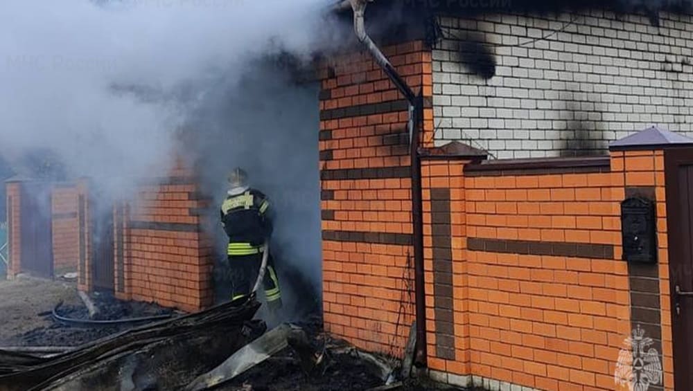 В Брянске при загадочных обстоятельствах в гараже сгорел легковой автомобиль