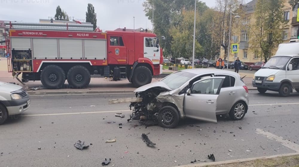 В Брянске на улице Пушкина произошло серьёзное ДТП с двумя автомобилями
