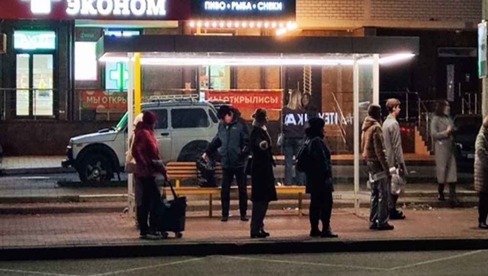 В Брянске на улице Горбатова появились новые остановочные павильоны