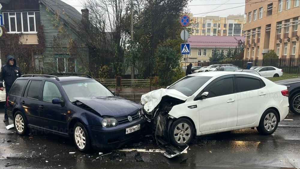 В Брянске на улице Дуки произошло ДТП с тремя автомобилями