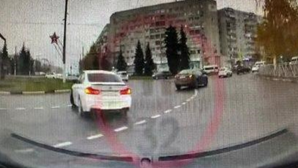 В Брянске гаишники по видео наказали 27-летнего водителя за опасные маневры