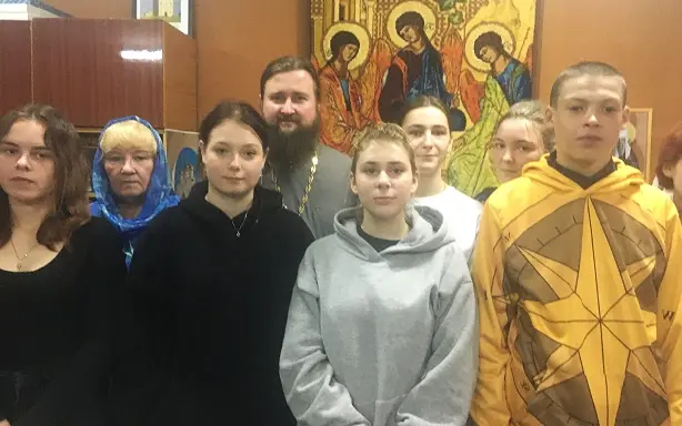 Иерей Михаил напоил брянских студентов чаем и призвал их не сквернословить