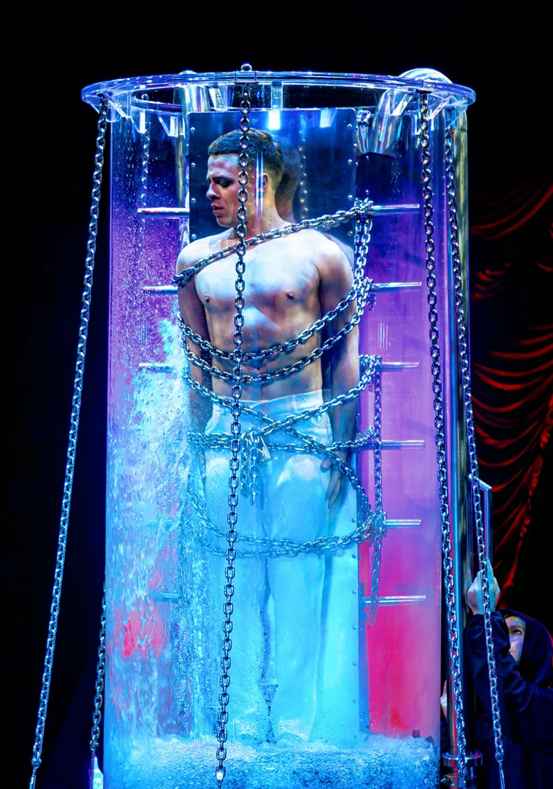 Такого в Брянске не было десять лет: «Шоу воды, огня и света!» Анатолия Сокола собрало полный зал!