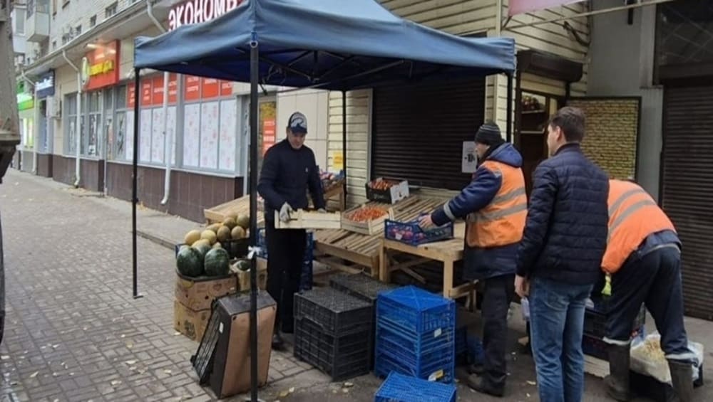 В Брянске с улицы Почтовой прогнали нелегальных торговцев продуктами