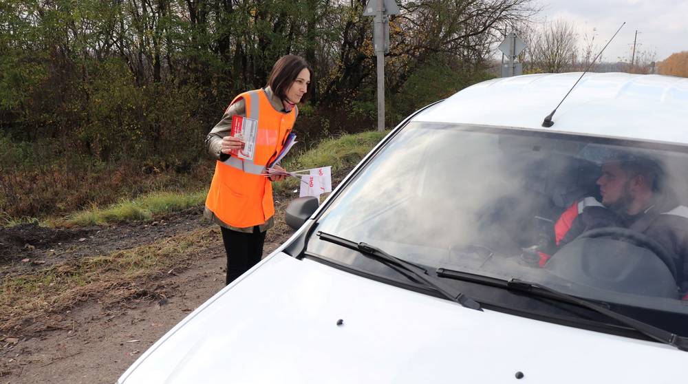 Работники МЖД напомнили водителям о правилах пересечения железнодорожных путей в Брянской области