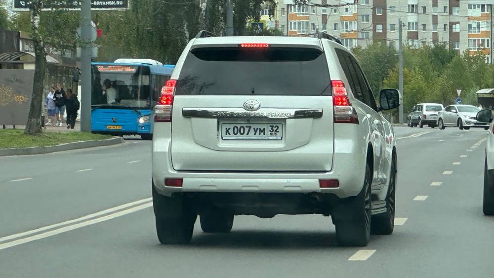 Государственный флаг «потерялся» на автомобилях избранных брянцев