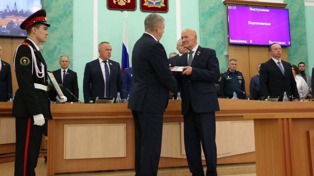 Губернатор передал заместителю Брянской думы медаль его погибшего сына