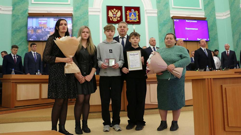 В брянской думе Богомаз передал родственникам погибших бойцов награды