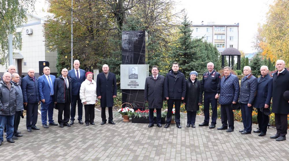 Памятную стелу легендарному железнодорожнику Виктору Бирюкову открыли в Брянске