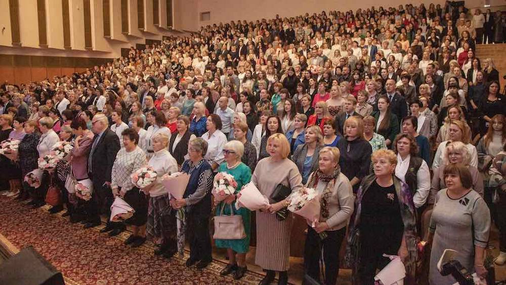 В Брянске учителей наградили за многолетний труд