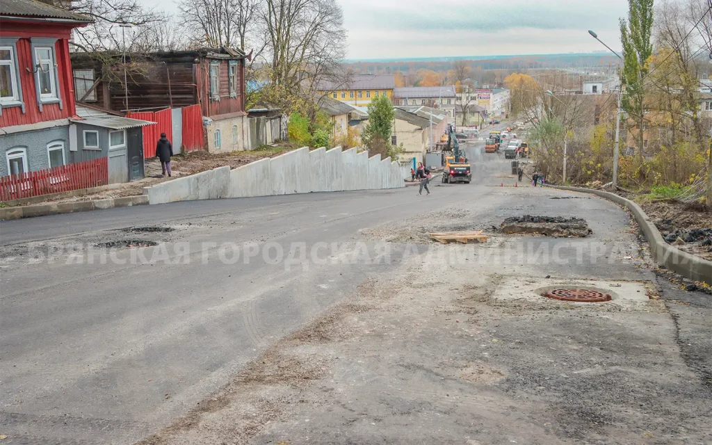 На улице Горького в Брянске уложили первый слой асфальта